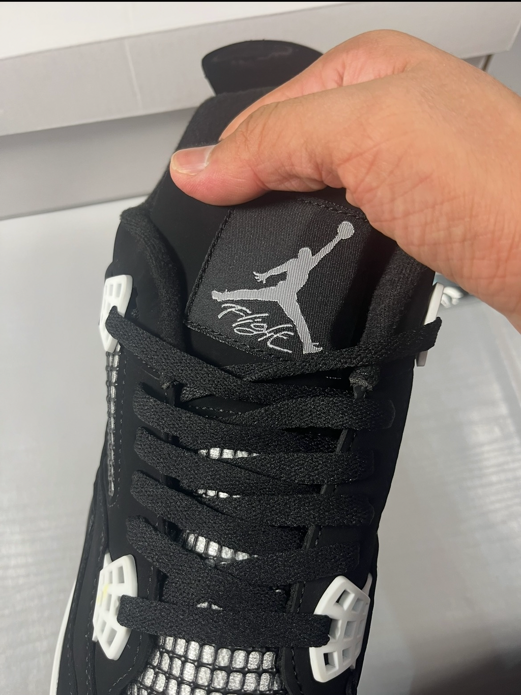 J4 white thunders